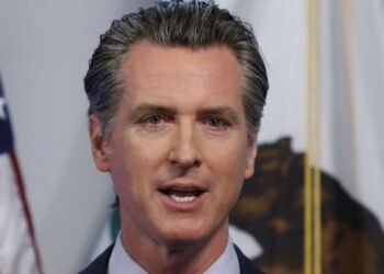 Governor California wants to change a labor law that costs companies $10 billion