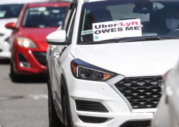 Uber and Lyft settle lawsuit by agreeing to pay Massachusetts drivers a minimum wage