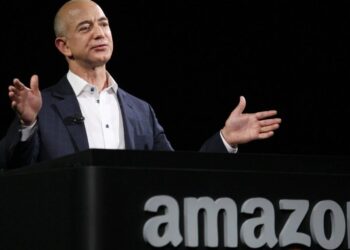 Charlie Munger praises bezos but declines amazon investment: “Too Complicated”